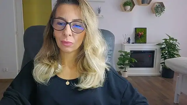 Snapshot of SukyGirl chatting on October 21, 2025, 7:42 am SukyGirl online show from October 21, 2025, 7:42 am