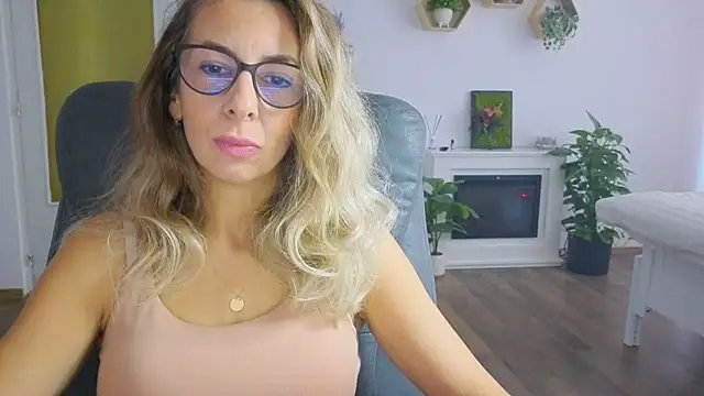 Snapshot of SukyGirl chatting on October 31, 2025, 8:04 am SukyGirl online show from October 31, 2025, 8:04 am