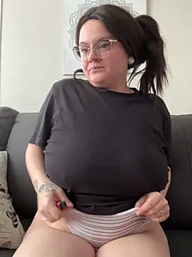 Snapshot of Sweetleeahxx chatting on January 8, 2025, 5:26 pm Sweetleeahxx online show from January 8, 2025, 5:26 pm