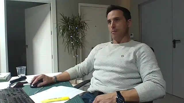 Snapshot of Lucas___81 chatting on December 17, 2025, 7:20 pm Lucas 81 online show from December 17, 2025, 7:20 pm