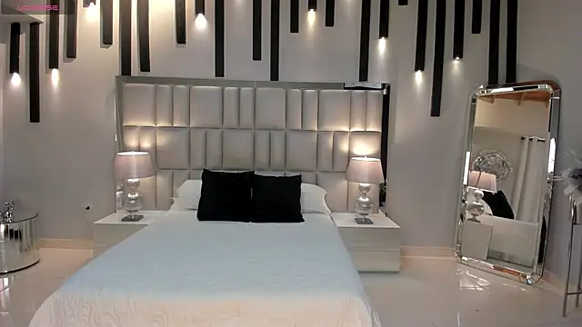 GiaFerrara online show from November 23, 2025, 5:13 pm