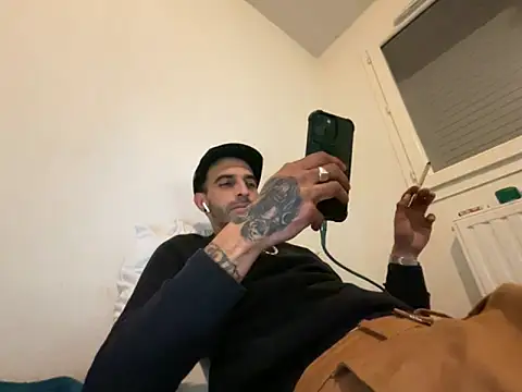 Snapshot of Rebeu313 chatting on October 13, 2025, 9:37 pm Rebeu313 online show from October 13, 2025, 9:37 pm