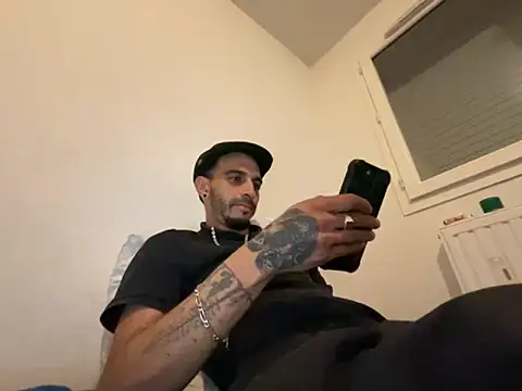 Snapshot of Rebeu313 chatting on October 16, 2025, 9:27 pm Rebeu313 online show from October 16, 2025, 9:27 pm