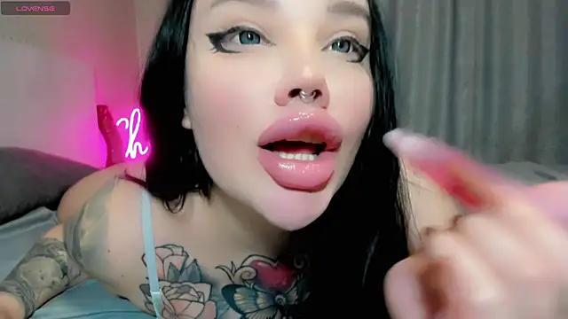 Snapshot of Aira_vi chatting on May 18, 2026, 3:18 pm Aira vi online show from May 18, 2026, 3:18 pm