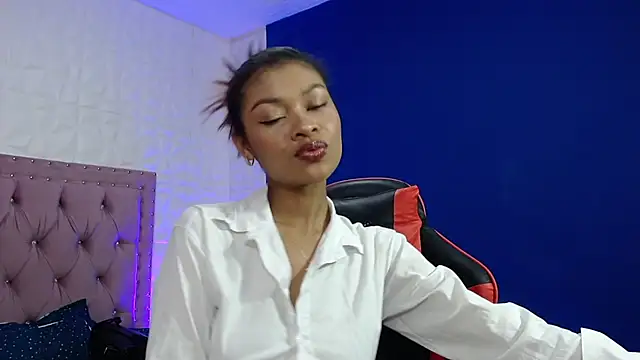 Perla prg online show from December 17, 2024, 8:32 pm