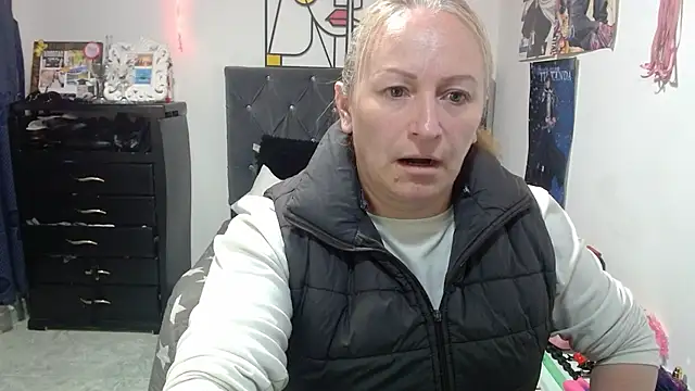 emperabigbootybigass online show from May 4, 2026, 12:23 pm