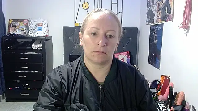 emperabigbootybigass online show from May 6, 2026, 12:32 pm