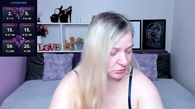 Snapshot of AnnaXCherri chatting on October 11, 2025, 3:28 am AnnaXCherri online show from October 11, 2025, 3:28 am