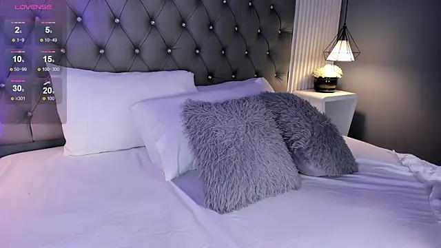 Snapshot of VioletthaRous chatting on February 25, 2026, 10:41 pm VioletthaRous online show from February 25, 2026, 10:41 pm