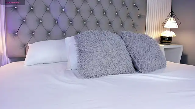 Snapshot of VioletthaRous chatting on March 18, 2026, 10:35 pm VioletthaRous online show from March 18, 2026, 10:35 pm