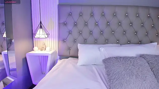 Snapshot of VioletthaRous chatting on March 26, 2026, 10:37 pm VioletthaRous online show from March 26, 2026, 10:37 pm