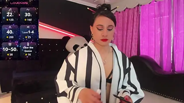 Coral Gibson online show from November 3, 2025, 1:23 pm