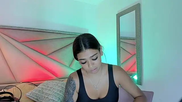 Snapshot of GiaFu chatting on October 9, 2025, 6:17 pm GiaFu online show from October 9, 2025, 6:17 pm