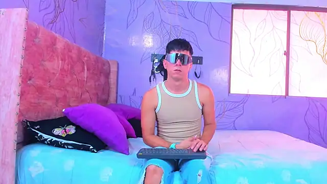 Boy4boy2 online show from December 18, 2024, 1:56 pm