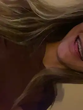 Snapshot of Carolinen chatting on April 6, 2026, 4:21 am Carolinen online show from April 6, 2026, 4:21 am