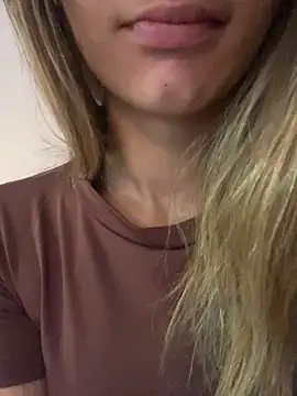 Snapshot of Carolinen chatting on April 6, 2026, 5:14 pm Carolinen online show from April 6, 2026, 5:14 pm