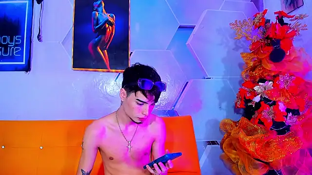 Snapshot of little_alex01 chatting on December 5, 2024, 3:06 pm little alex01 online show from December 5, 2024, 3:06 pm