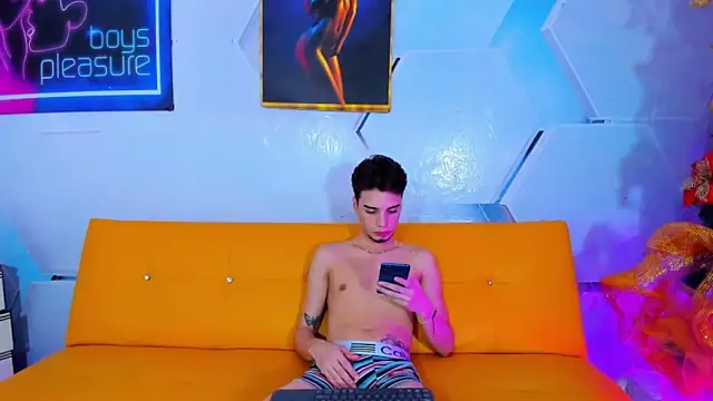 Snapshot of little_alex01 chatting on December 8, 2024, 11:08 pm little alex01 online show from December 8, 2024, 11:08 pm