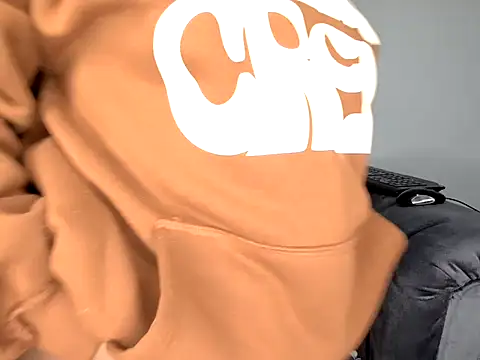 Snapshot of Pearl_00 chatting on October 29, 2025, 8:32 pm Pearl 00 online show from October 29, 2025, 8:32 pm