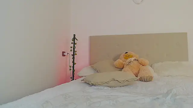 L1ittle kitty  online show from December 2, 2024, 4:42 pm