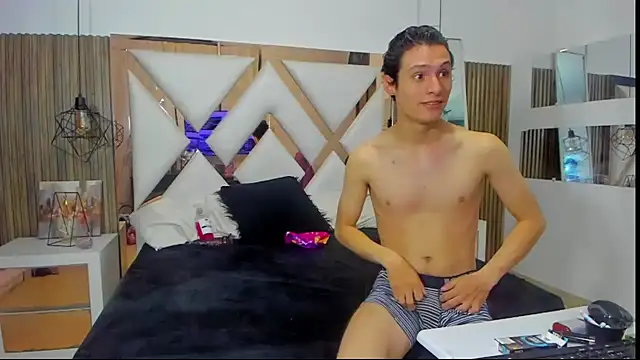 LIZandDante online show from January 2, 2025, 10:33 pm