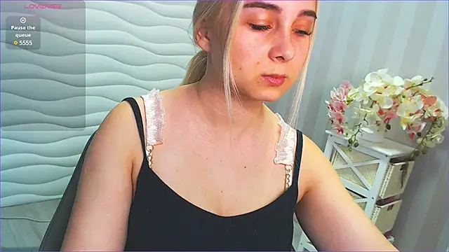 DolphinDreams online show from December 19, 2024, 10:02 am