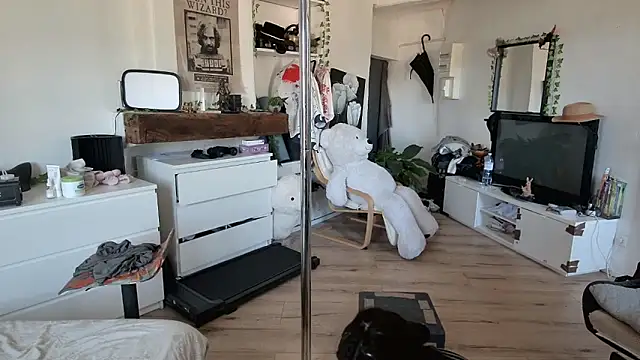 CeriseLapine online show from October 22, 2025, 11:10 am