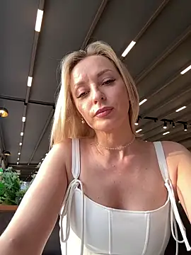 Diamond Bunny  online show from May 11, 2026, 4:04 pm