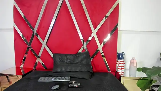 Milanxht online show from October 13, 2025, 8:42 pm