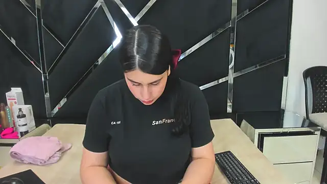 Criistaal  online show from March 17, 2026, 4:17 am