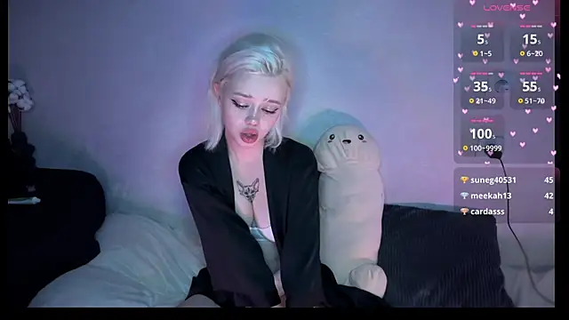 Snapshot of SusieEvans chatting on September 14, 2025, 9:25 pm SusieEvans online show from September 14, 2025, 9:25 pm