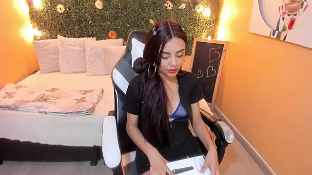 Snapshot of Tiffany_sander chatting on December 16, 2024, 10:13 pm Tiffany sander online show from December 16, 2024, 10:13 pm