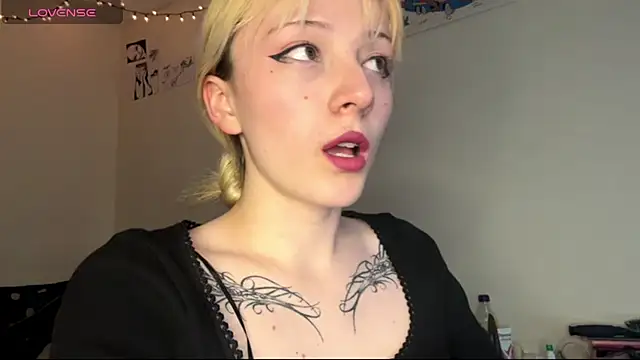 Snapshot of Cloe_five chatting on October 16, 2025, 11:39 pm Cloe five online show from October 16, 2025, 11:39 pm