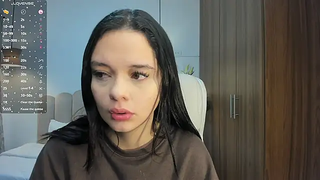 Bella-hadiid online show from December 10, 2024, 11:32 am