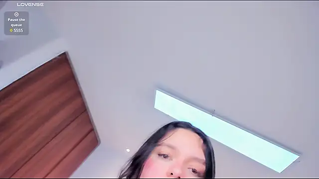 Bella-hadiid online show from February 8, 2025, 2:38 pm