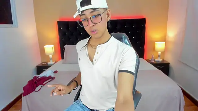Snapshot of Dark_hairy_ chatting on December 29, 2024, 3:00 am Dark hairy online show from December 29, 2024, 3:00 am