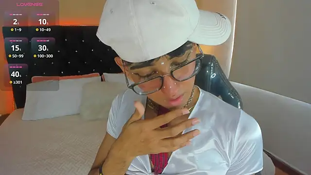 Snapshot of Dark_hairy_ chatting on January 18, 2025, 7:26 pm Dark hairy online show from January 18, 2025, 7:26 pm