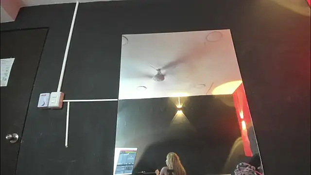 YayaHilton online show from April 30, 2026, 1:12 am