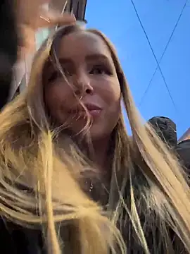 mur girl online show from December 4, 2025, 1:20 pm