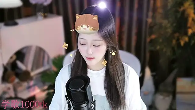 Snapshot of Arwyn-rr chatting on September 25, 2025, 2:21 pm Arwyn-rr online show from September 25, 2025, 2:21 pm