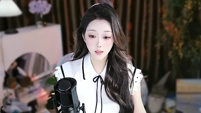 Snapshot of Arwyn-rr chatting on November 10, 2025, 9:08 am Arwyn-rr online show from November 10, 2025, 9:08 am