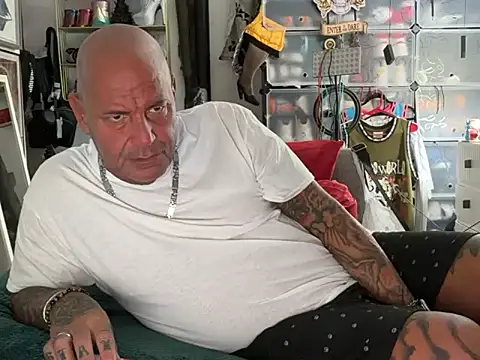 Snapshot of joeytatts66 chatting on November 14, 2025, 2:32 am joeytatts66 online show from November 14, 2025, 2:32 am