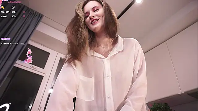 Snapshot of LoraDevon chatting on October 12, 2025, 5:01 pm LoraDevon online show from October 12, 2025, 5:01 pm