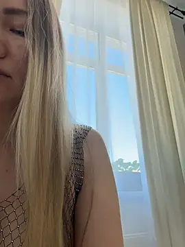 Snapshot of LianaCruz__ chatting on April 16, 2026, 6:58 am LianaCruz online show from April 16, 2026, 6:58 am