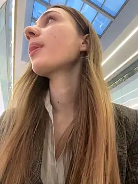 Lia  Love online show from December 4, 2024, 1:09 pm