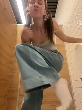 Lia  Love online show from December 15, 2024, 5:31 pm