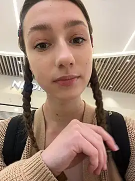 Lia  Love online show from December 19, 2024, 1:07 pm