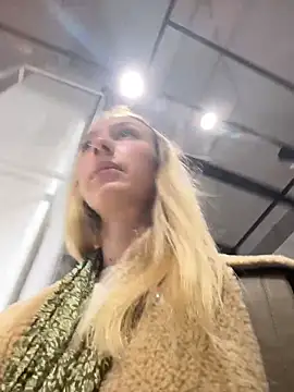 Lia  Love online show from October 27, 2025, 12:20 pm