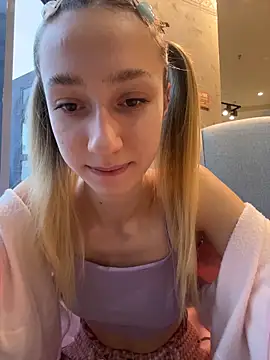 Lia  Love online show from November 5, 2025, 12:27 pm