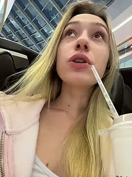 Lia  Love online show from November 9, 2025, 2:04 pm